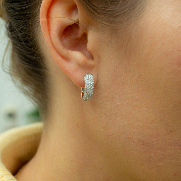 Witgouden oorclips met brede pavé zetting van diamanten