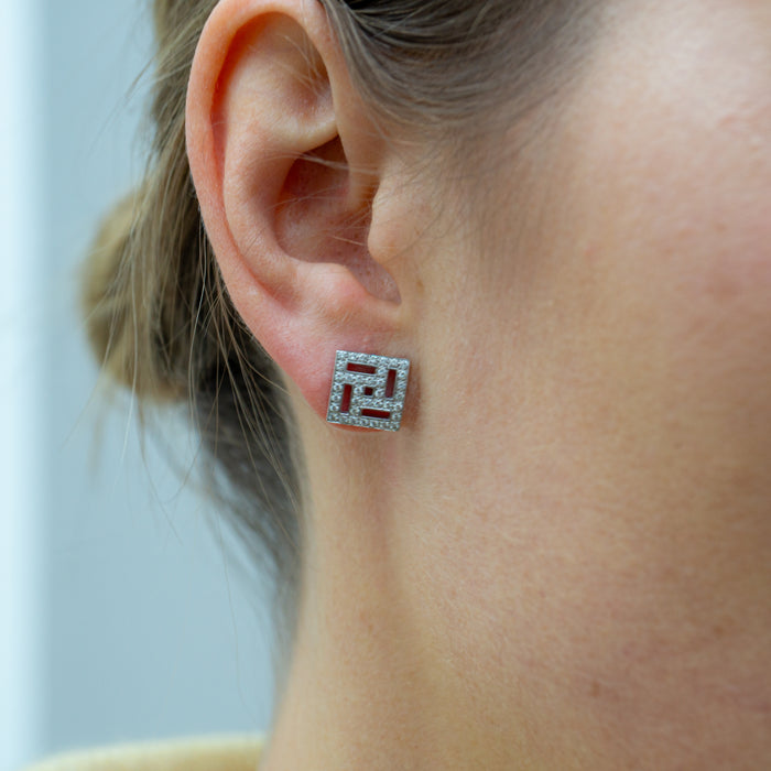 Witgouden oorstekers met geometrisch vierkant design en diamanten