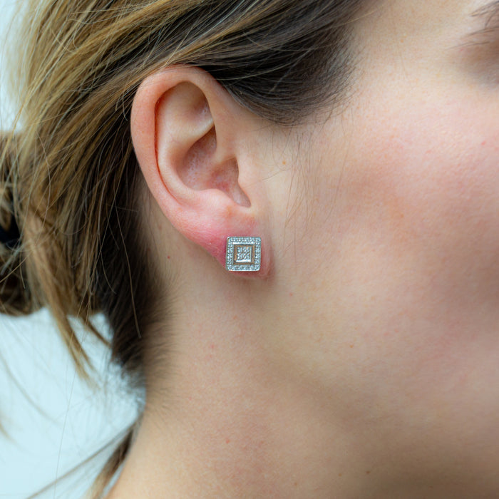 Witgouden oorstekers met vierkant design en pavé gezette diamanten