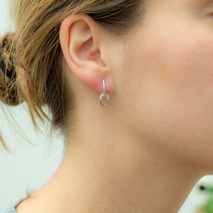 Witgouden lus-oorbellen met sprankelende diamanten