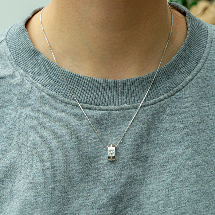 Witgouden hanger met pavé gezette diamanten en princess geslepen middensteen