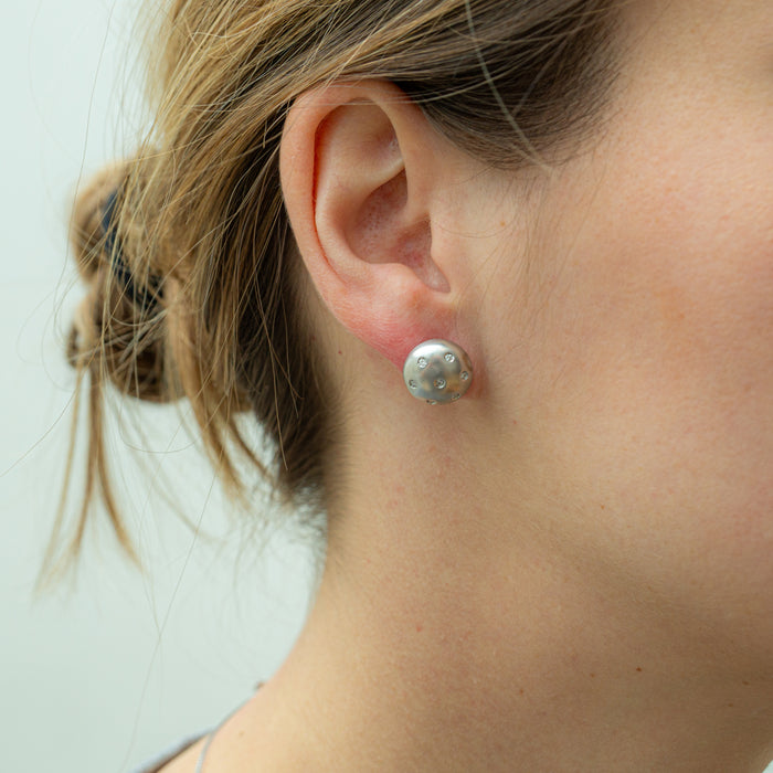 Witgouden oorknopjes met diamantaccenten