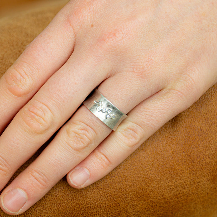 Witgouden ring met diamanten accenten