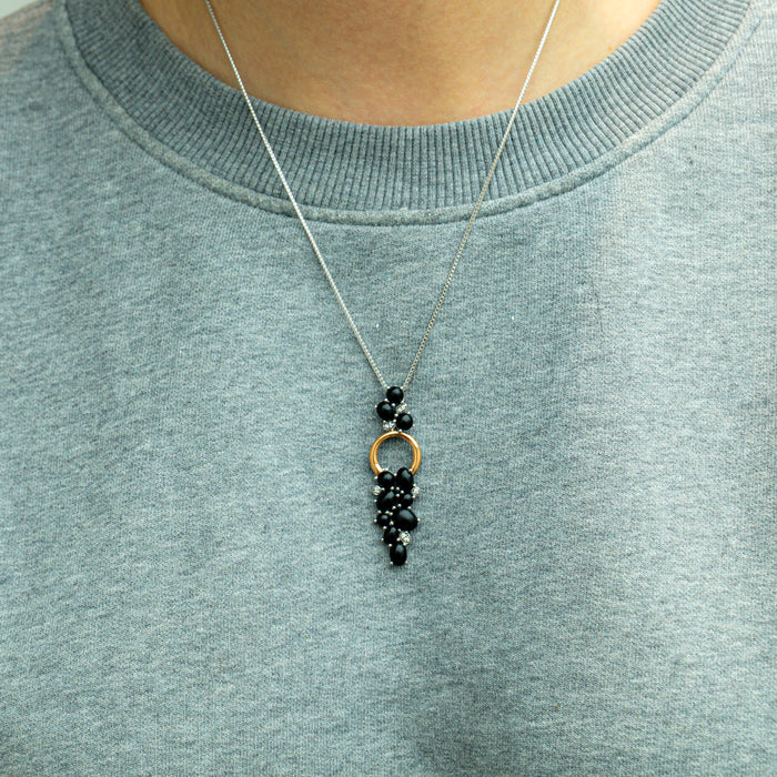 Bicolor hanger met onyx en diamant – elegante druiventros