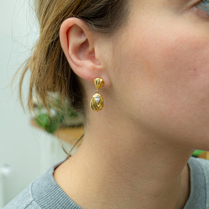 Gouden oorhangers met zirkoon in schelpvormig design