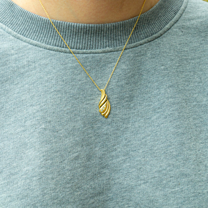 Gouden schelphanger met diamanten