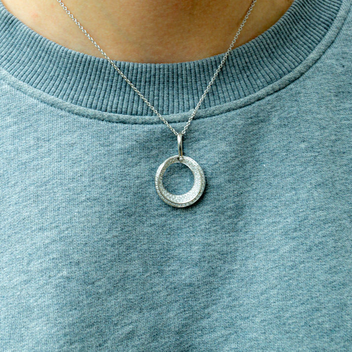 Witgouden hanger met cirkelvormig design en pavé gezette diamanten