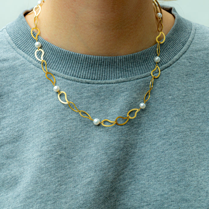 Gouden halsketting met parels en organische schakels