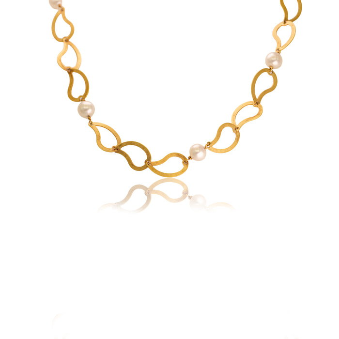 Gouden halsketting met parels en organische schakels