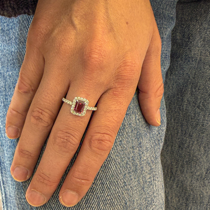 Witgouden ring met robijn en diamant