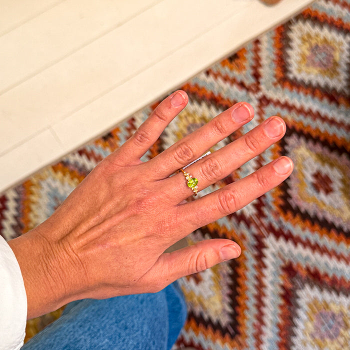 Ring met ovale peridoot en briljant