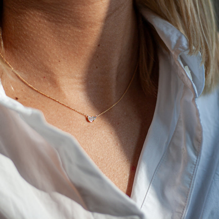 Peervormige hanger met briljantaccent