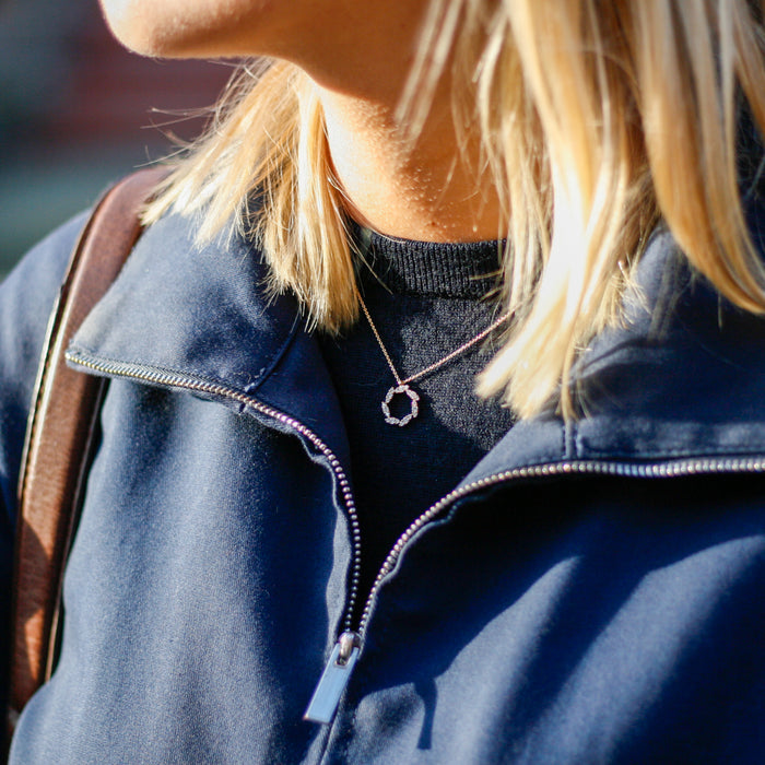 Halsketting met briljant in kransdesign