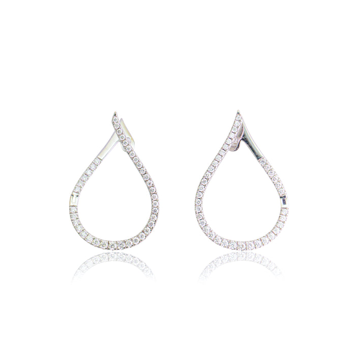 Wit gouden oorhangers met druppelvorm en diamantpavé