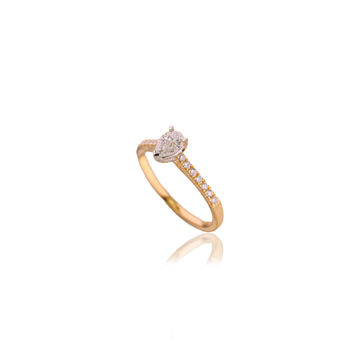 Roségouden ring met peervormige diamant op fijne band