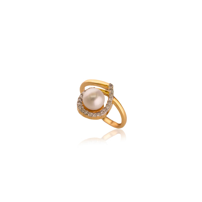 Gouden ring met parel en diamanten